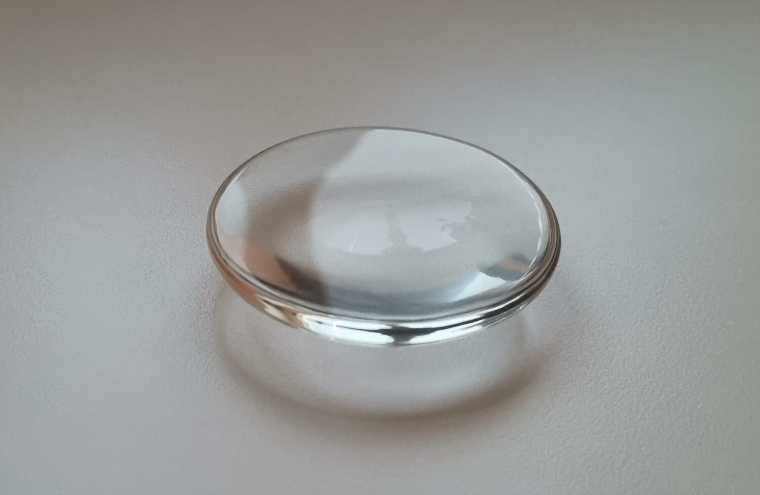 1 stor transparent cabochon i glas, glasinfattning (50 mm)