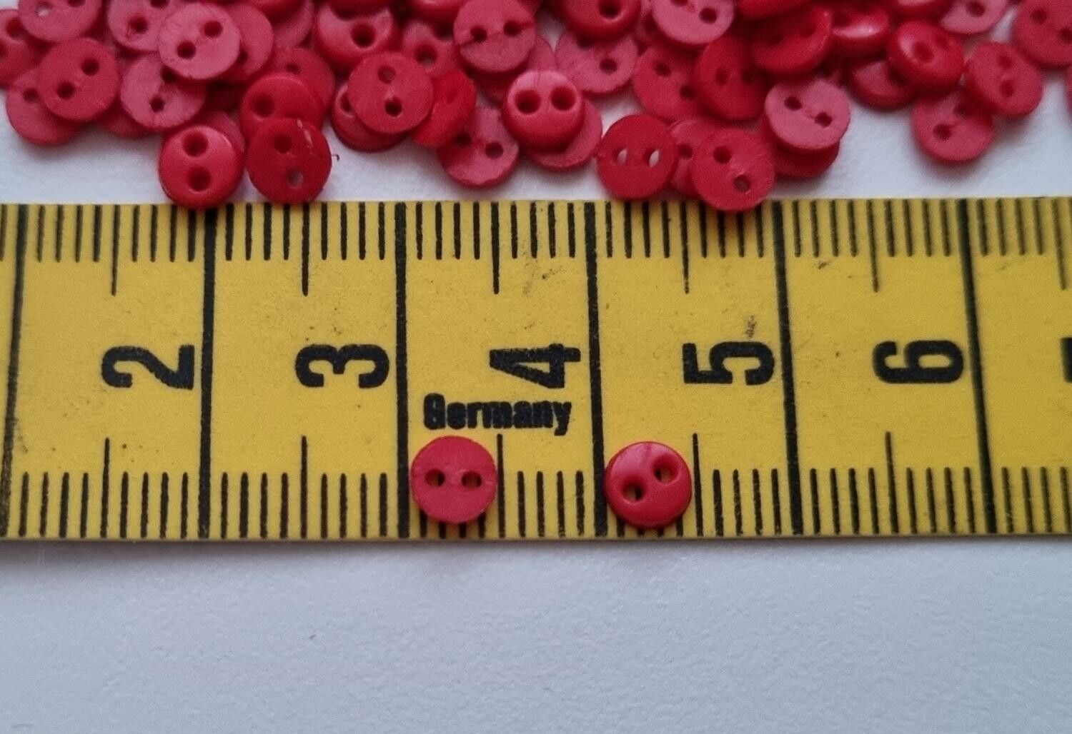 30 st röda knappar / dockknappar miniatyrer (4 mm)