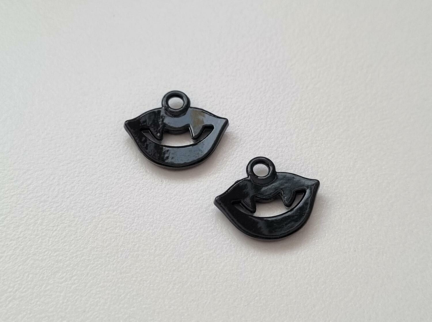 2 st munnar med huggtänder Berlocker / charms
