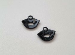 2 st munnar med huggtänder Berlocker / charms
