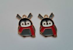 2 st söta djur med skarf. Hängen / berlocker / charms till jul
