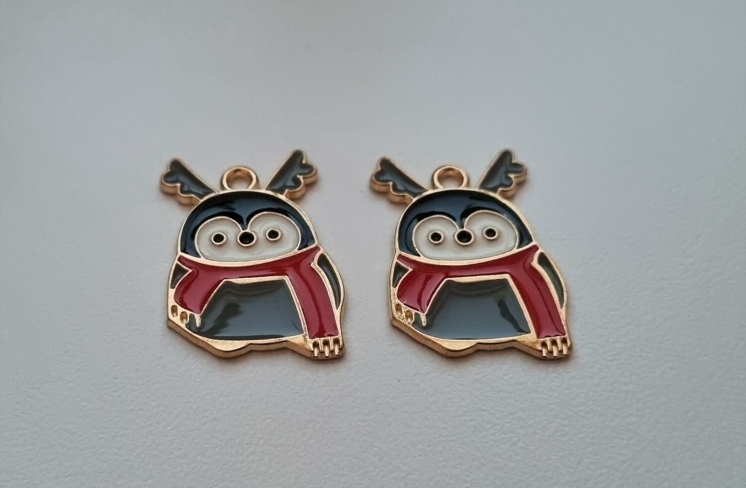 2 st söta djur med skarf. Hängen / berlocker / charms till jul