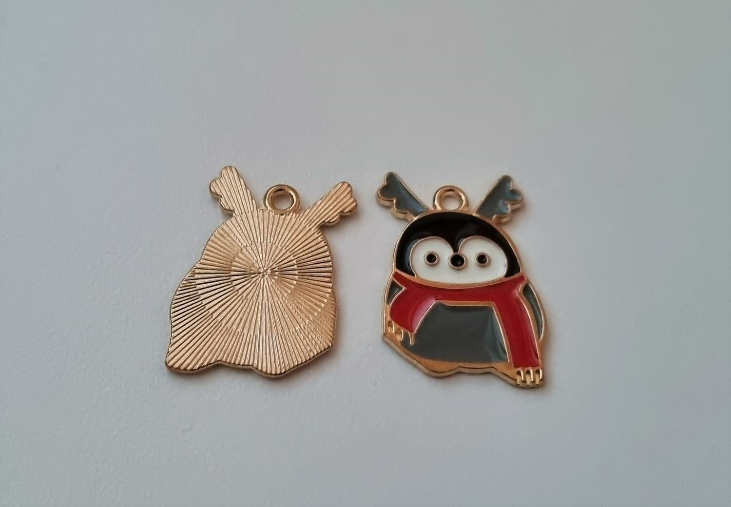 2 st söta djur med skarf. Hängen / berlocker / charms till jul