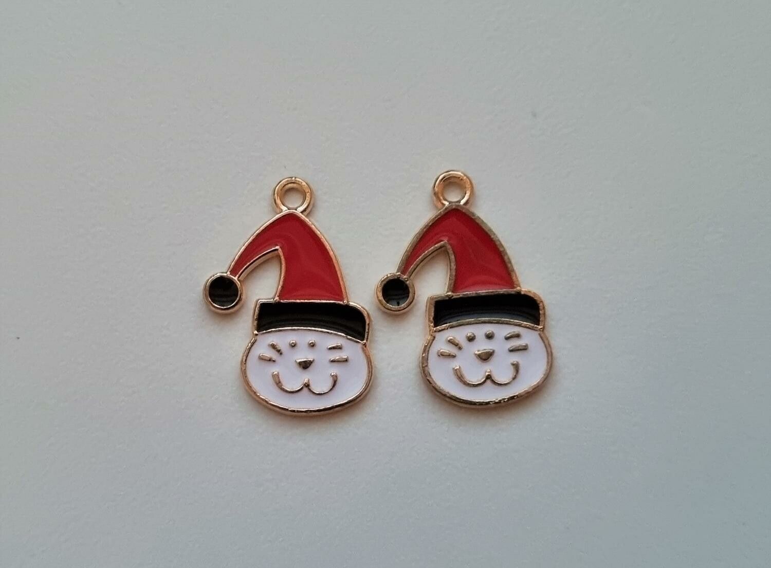 2 st katter med tomtemössa. Hängen / berlocker / charms till jul