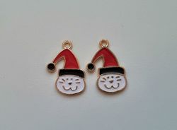 2 st katter med tomtemössa. Hängen / berlocker / charms till jul