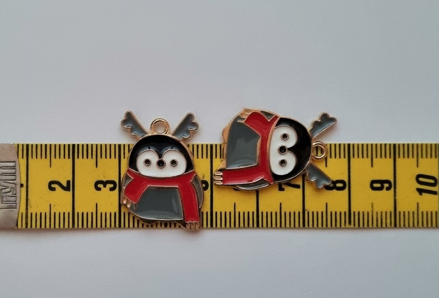 2 st söta djur med skarf. Hängen / berlocker / charms till jul