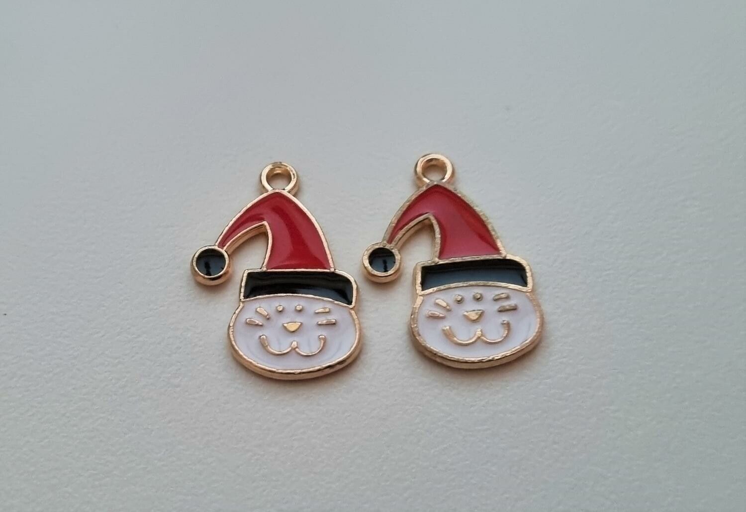 2 st katter med tomtemössa. Hängen / berlocker / charms till jul