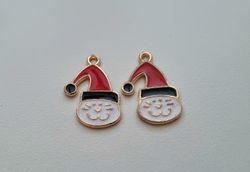 2 st katter med tomtemössa. Hängen / berlocker / charms till jul