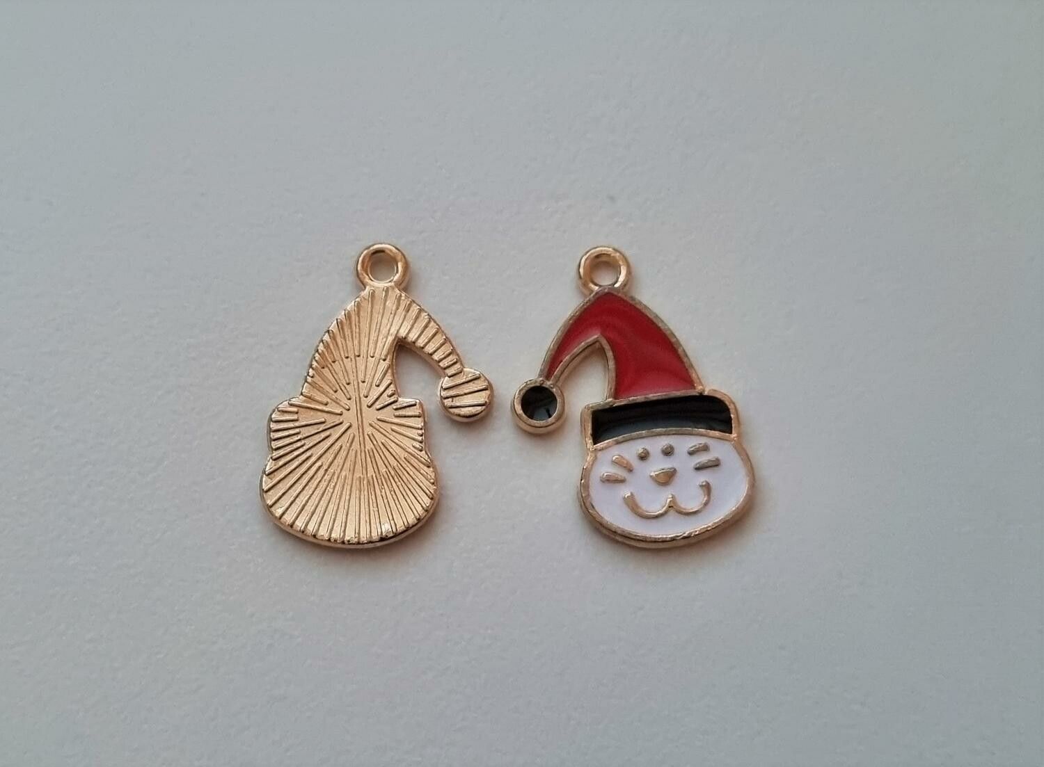 2 st katter med tomtemössa. Hängen / berlocker / charms till jul