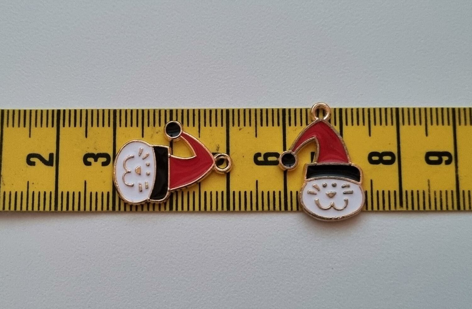 2 st katter med tomtemössa. Hängen / berlocker / charms till jul