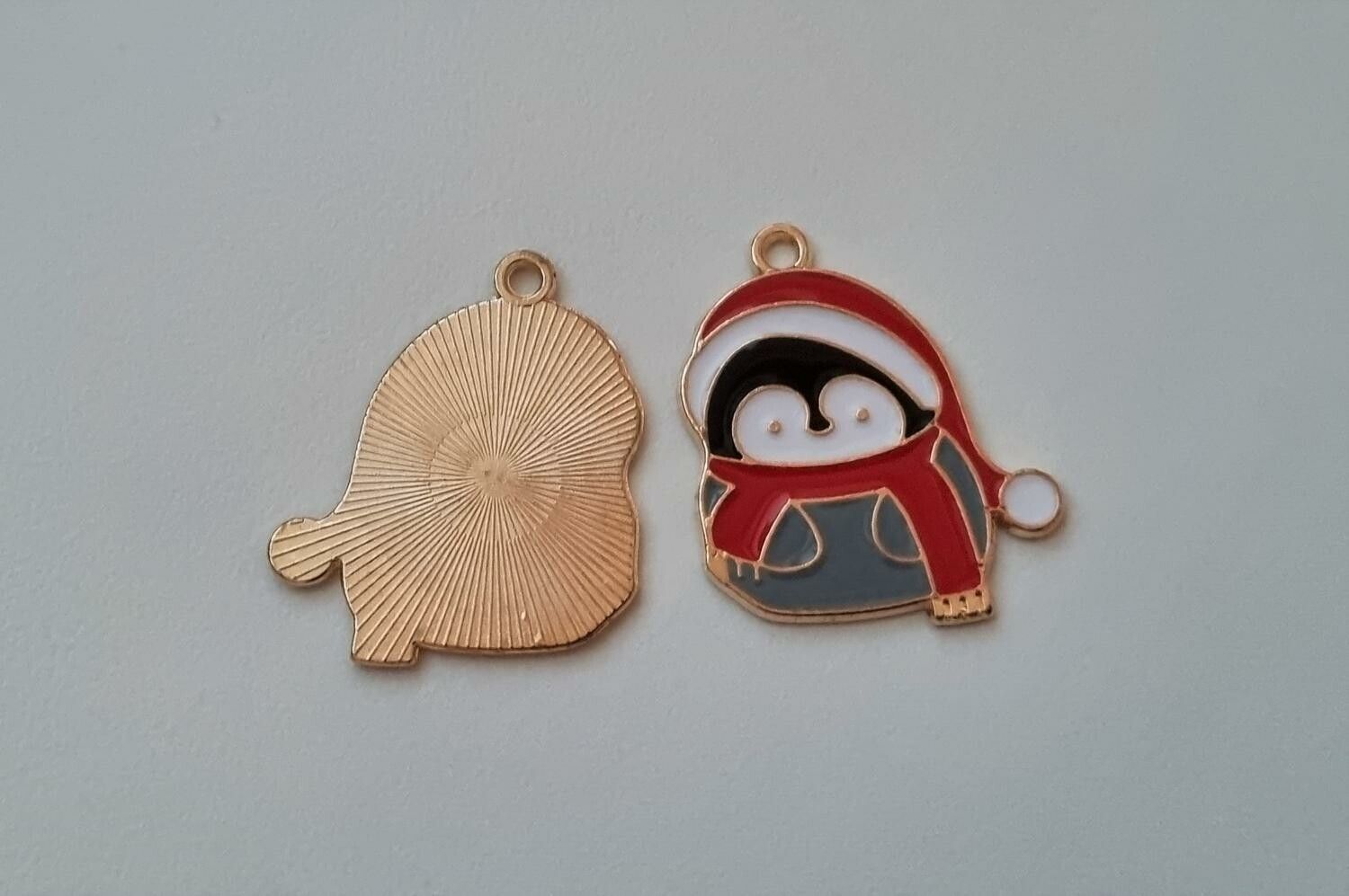 2 st söta djur i tomtemössa. Hängen / berlocker / charms till jul