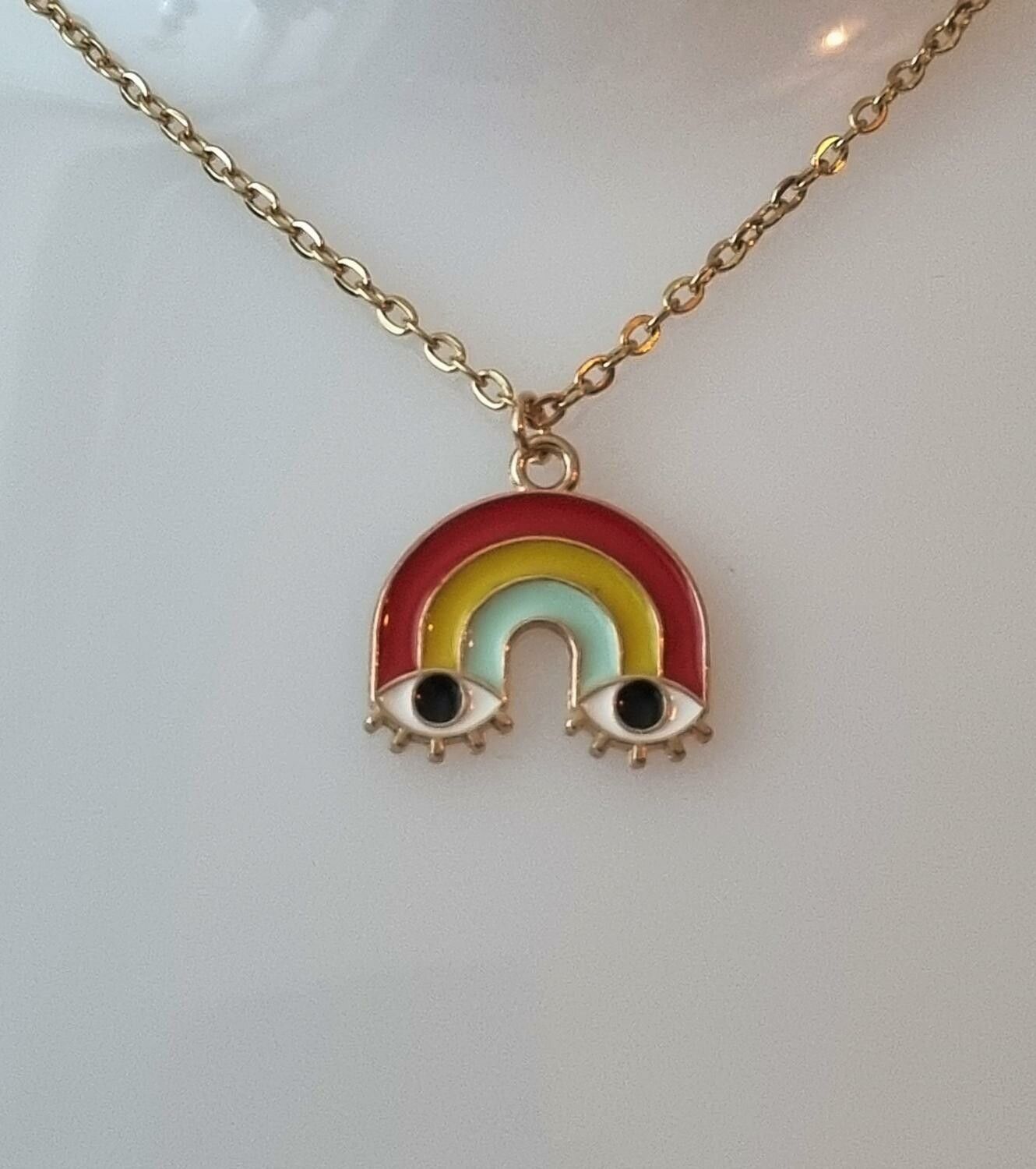 Guldfärgat halsband (50 cm) med en regnbåge som har ögon