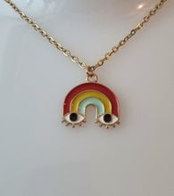 Guldfärgat halsband (50 cm) med en regnbåge som har ögon