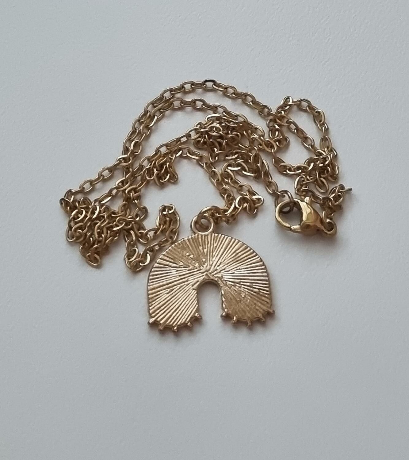 Guldfärgat halsband (50 cm) med en regnbåge som har ögon
