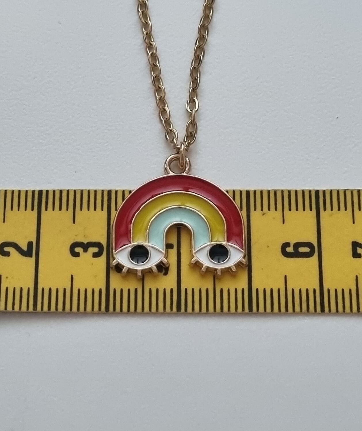 Guldfärgat halsband (50 cm) med en regnbåge som har ögon
