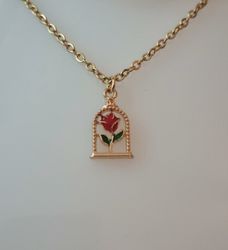 Guldfärgat halsband (50 cm) med en röd ros i en bur