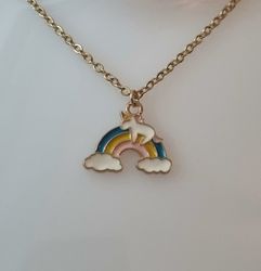 Guldfärgat halsband (50 cm) med en enhörning på en regnbåge