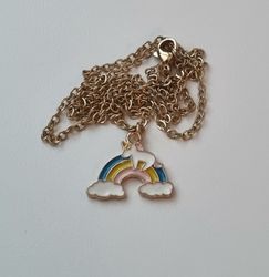 Guldfärgat halsband (50 cm) med en enhörning på en regnbåge