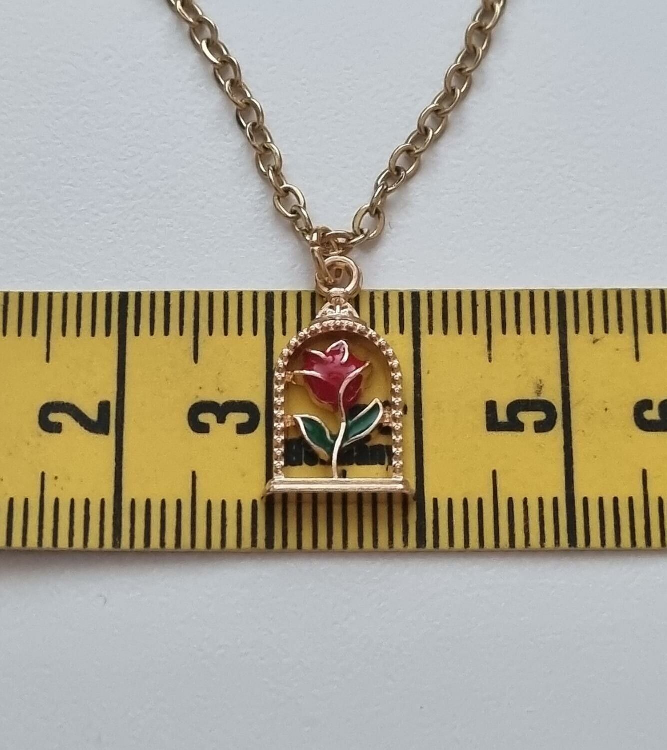 Guldfärgat halsband (50 cm) med en röd ros i en bur
