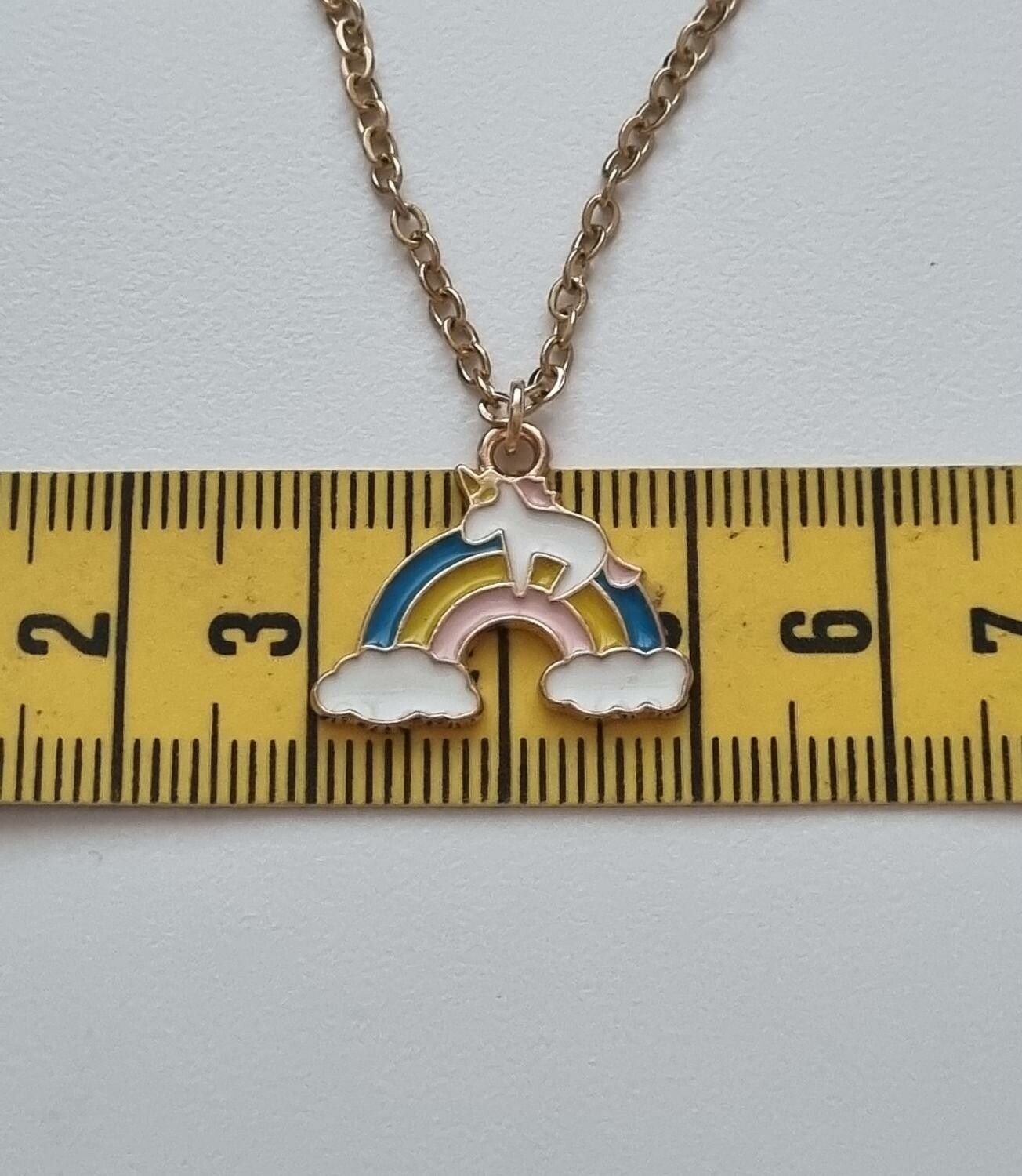 Guldfärgat halsband (50 cm) med en enhörning på en regnbåge