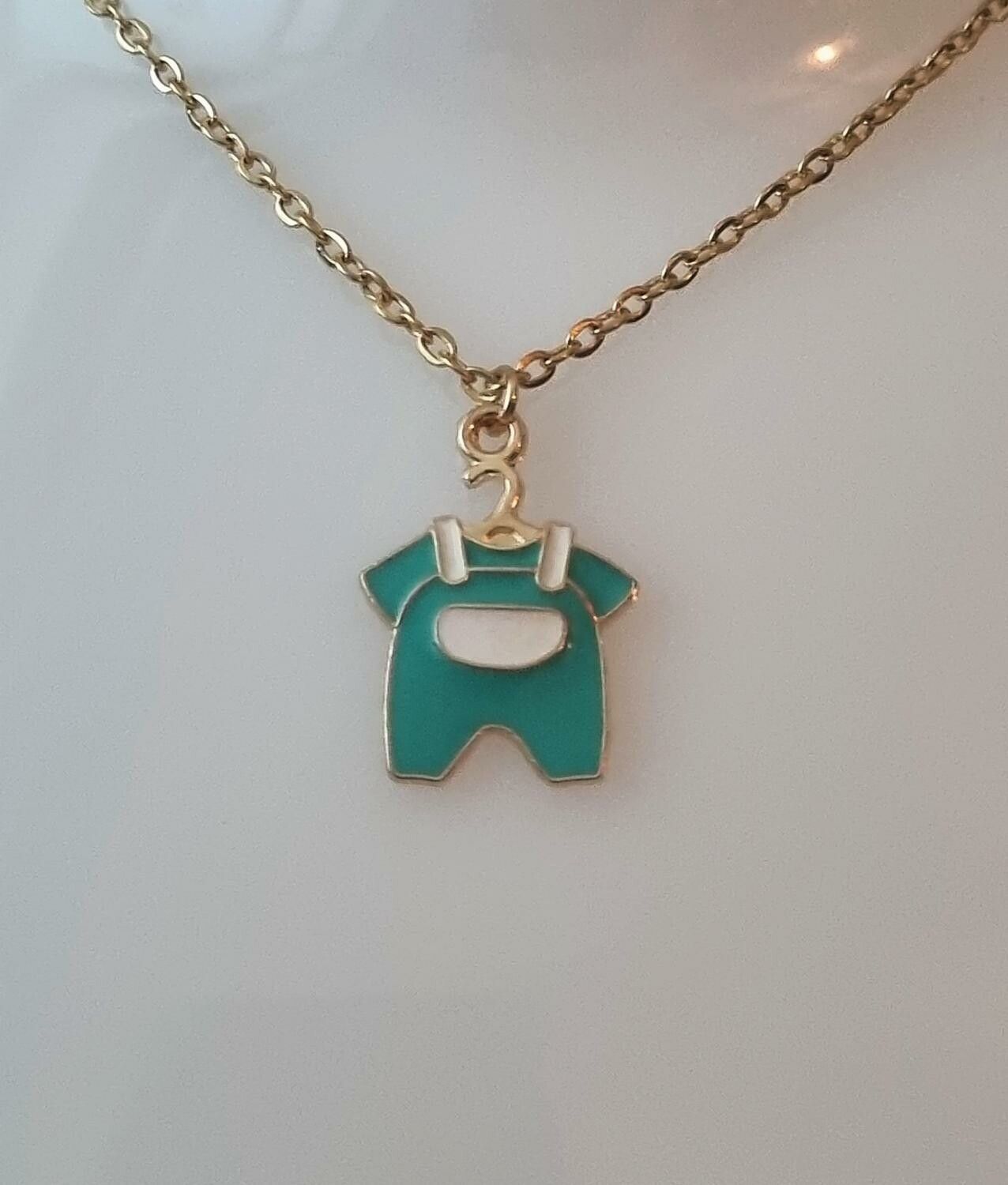 Guldfärgat halsband (50 cm) med ett klädesplagg