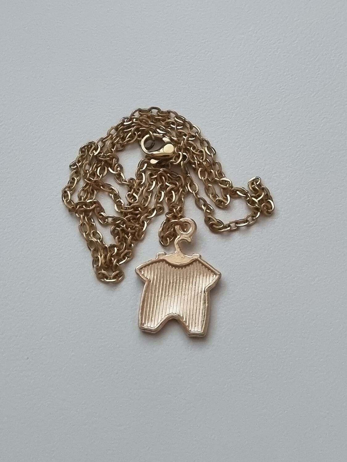 Guldfärgat halsband (50 cm) med ett klädesplagg