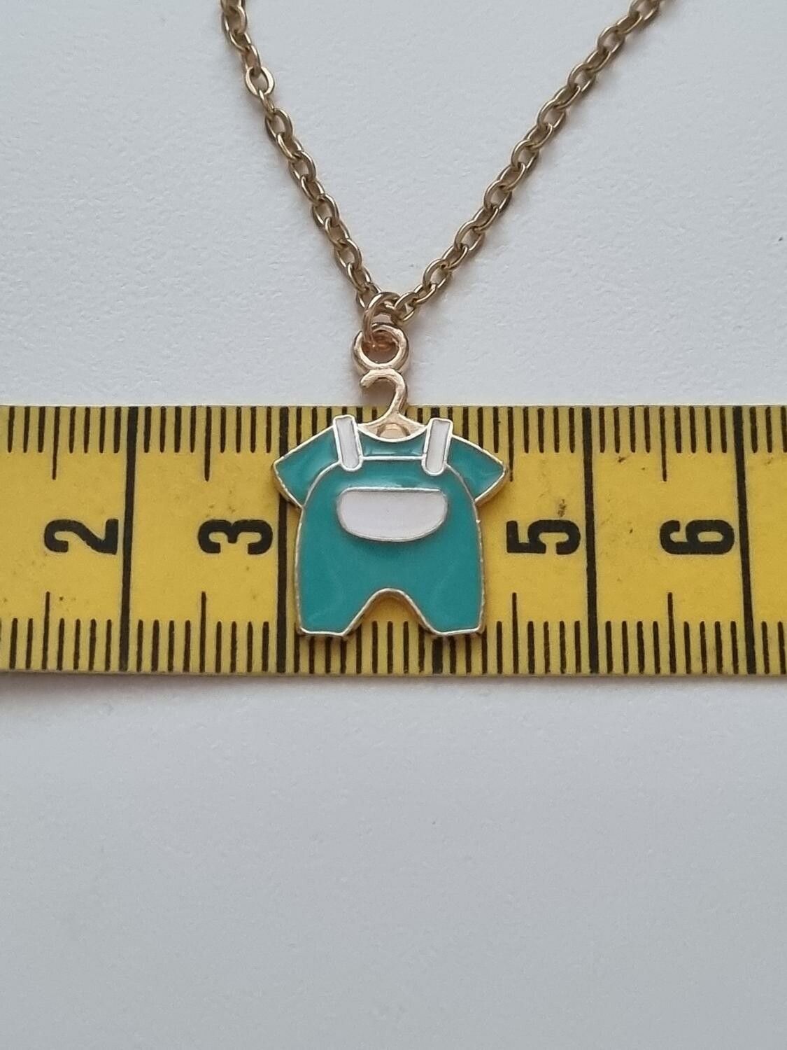 Guldfärgat halsband (50 cm) med ett klädesplagg
