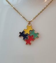 Guldfärgat halsband (50 cm) med en pusselbit / medvetenhet