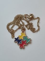 Guldfärgat halsband (50 cm) med en pusselbit / medvetenhet