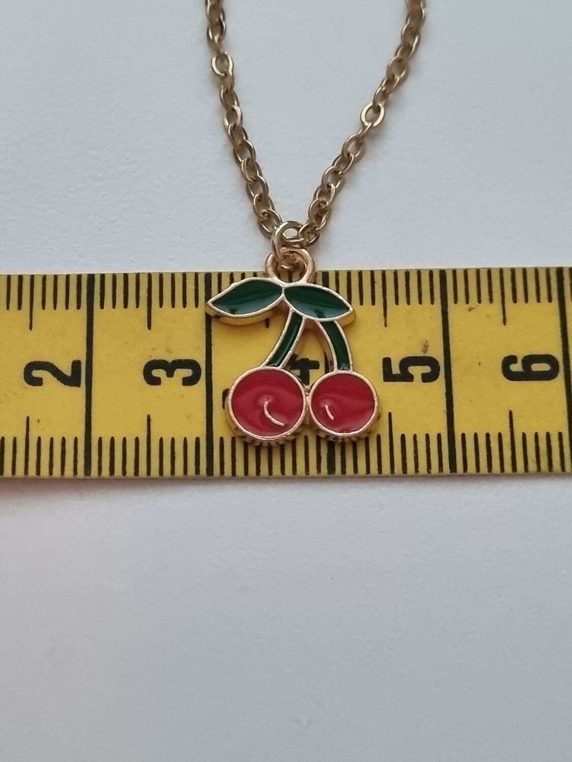 Guldfärgat halsband (50 cm) med körsbär, körsbärsberlock
