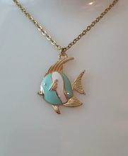 Guldfärgat halsband (50 cm) med en stor fisk