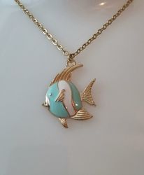 Guldfärgat halsband (50 cm) med en stor fisk