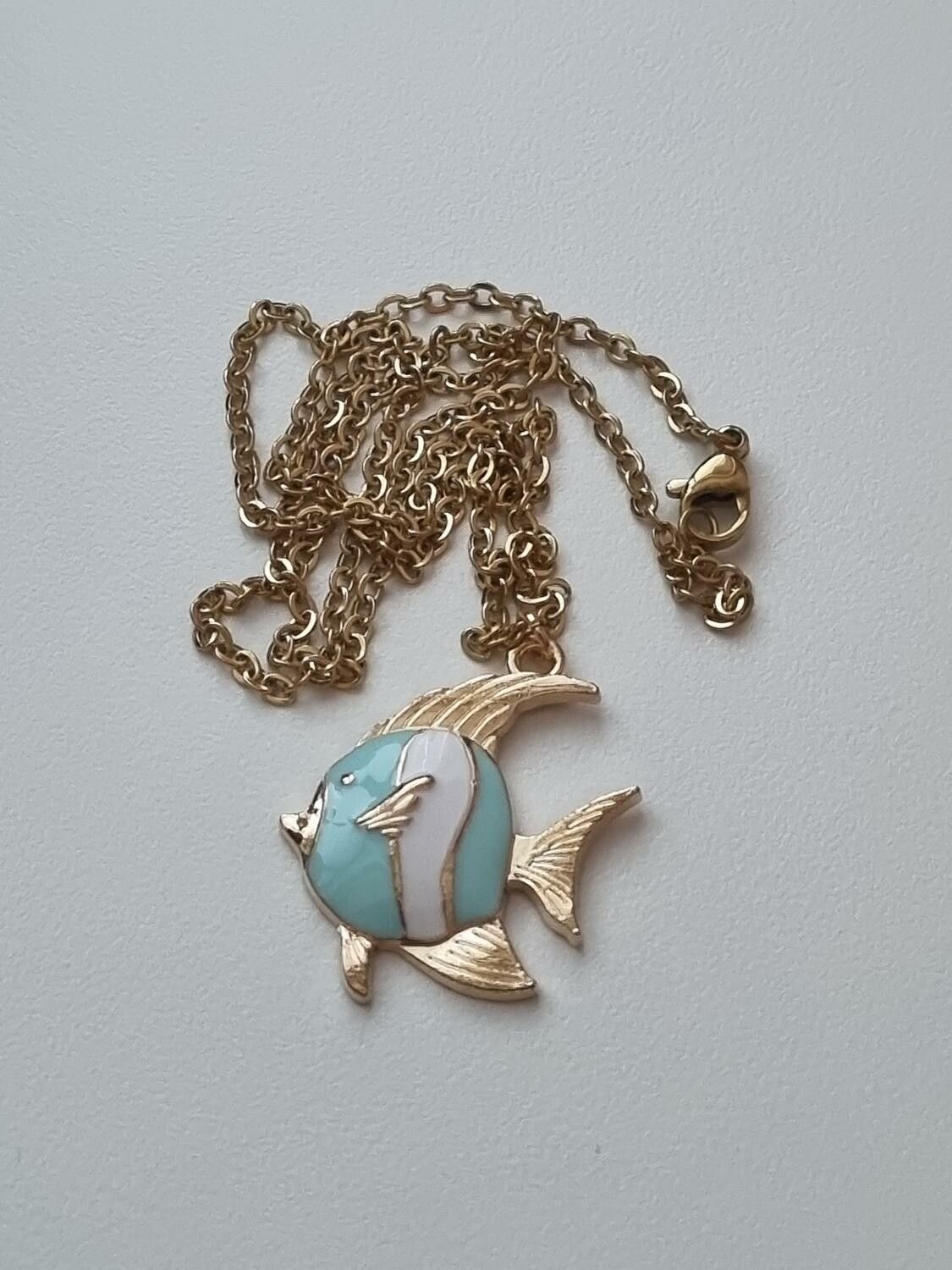 Guldfärgat halsband (50 cm) med en stor fisk