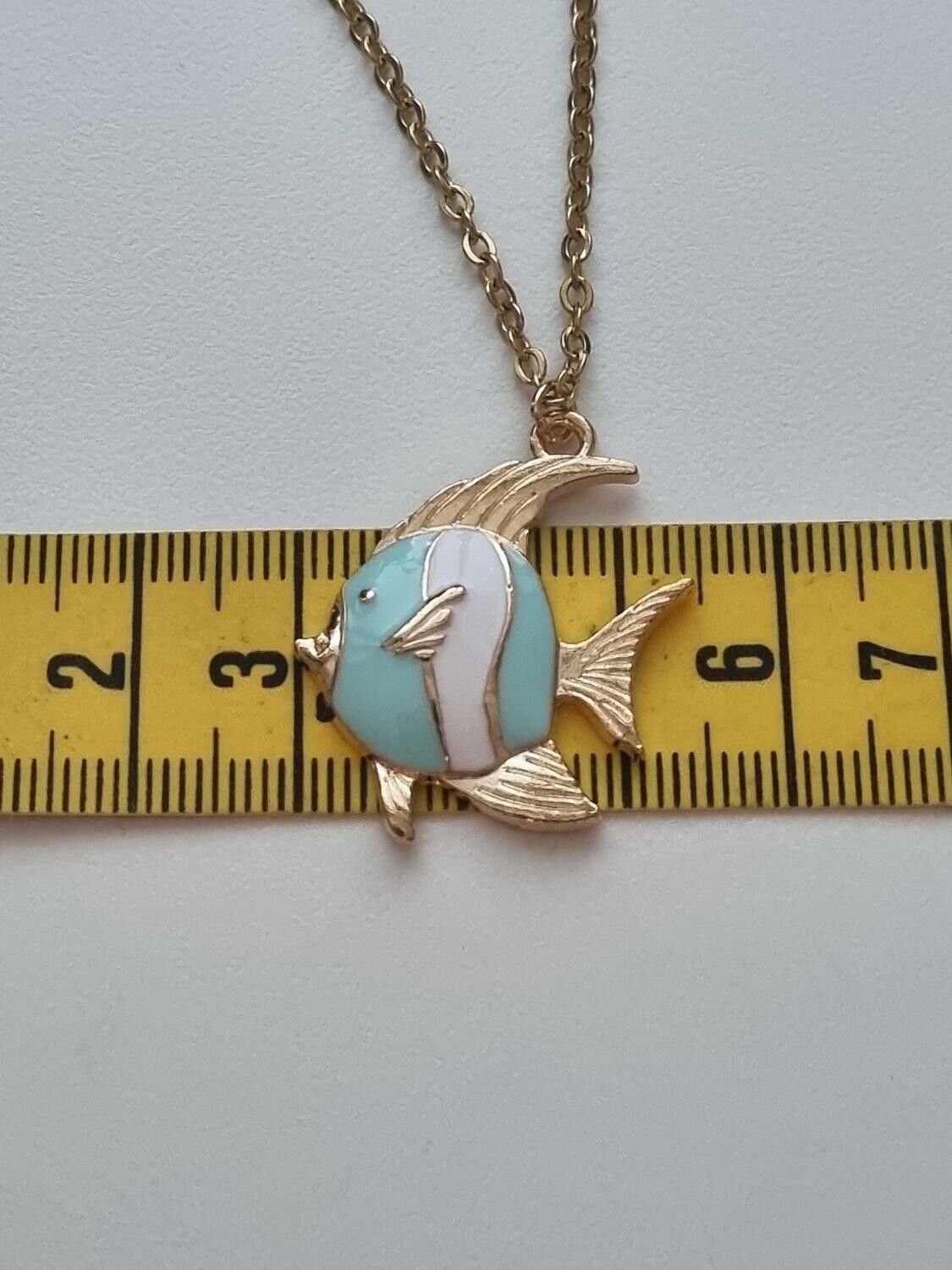 Guldfärgat halsband (50 cm) med en stor fisk