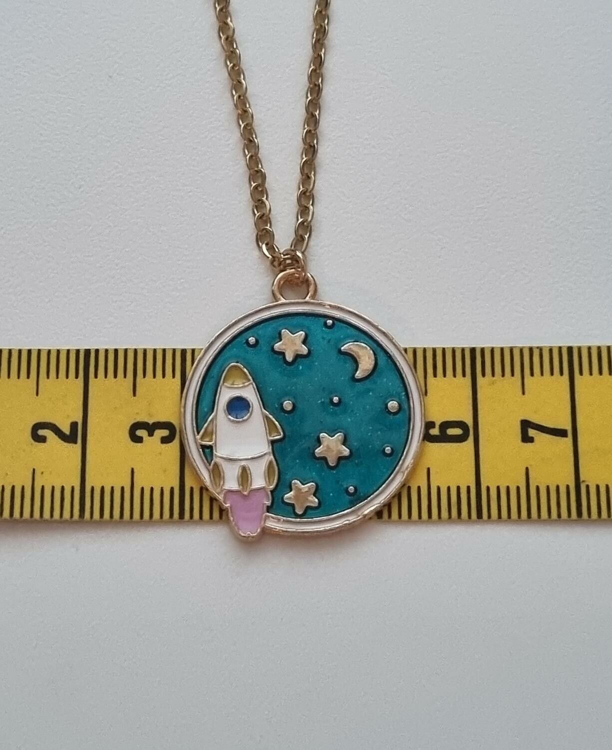 Guldfärgat halsband (50 cm) med en raket i rymden