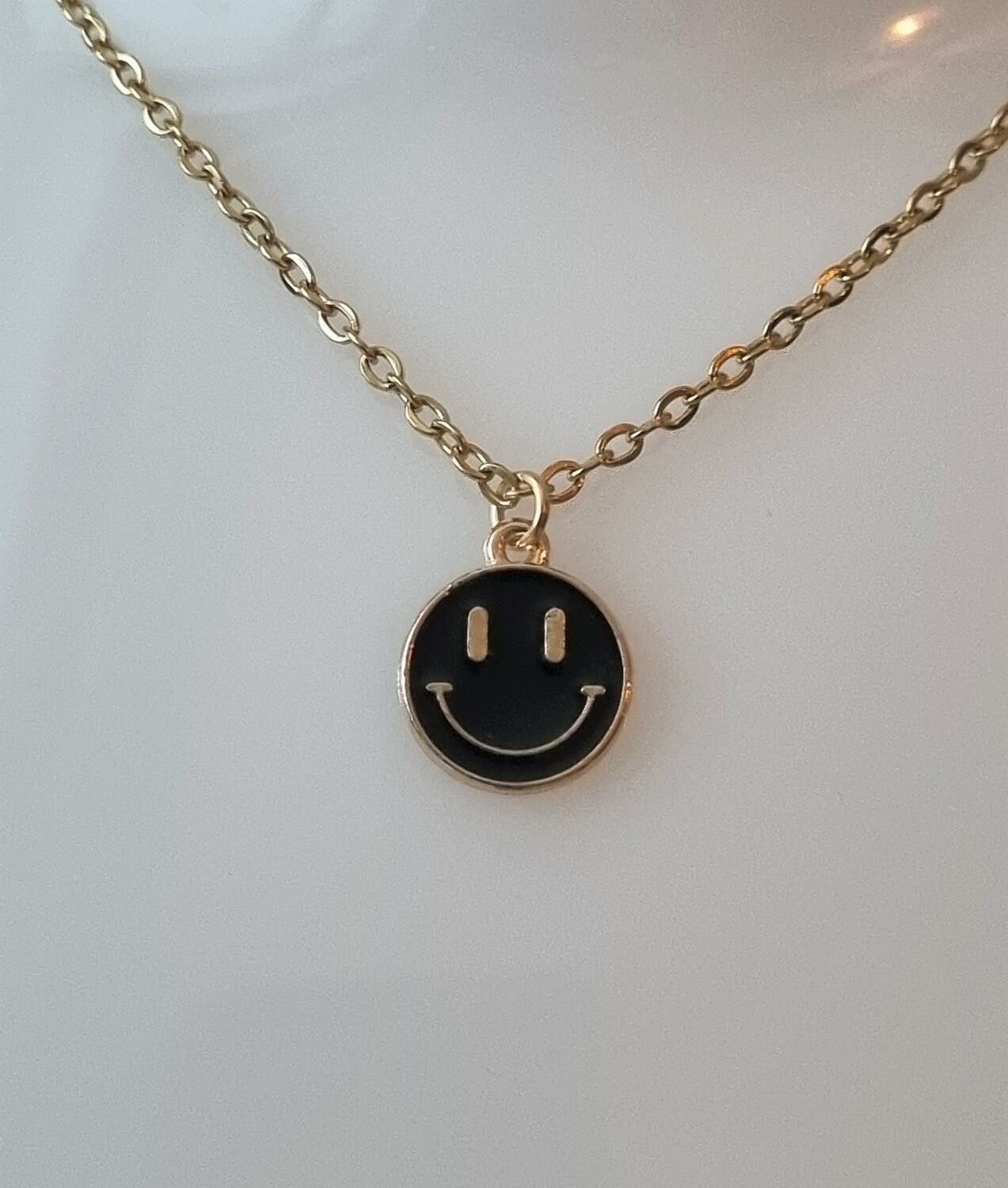 Guldfärgat halsband (50 cm) med en smiley / emoji