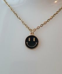 Guldfärgat halsband (50 cm) med en smiley / emoji