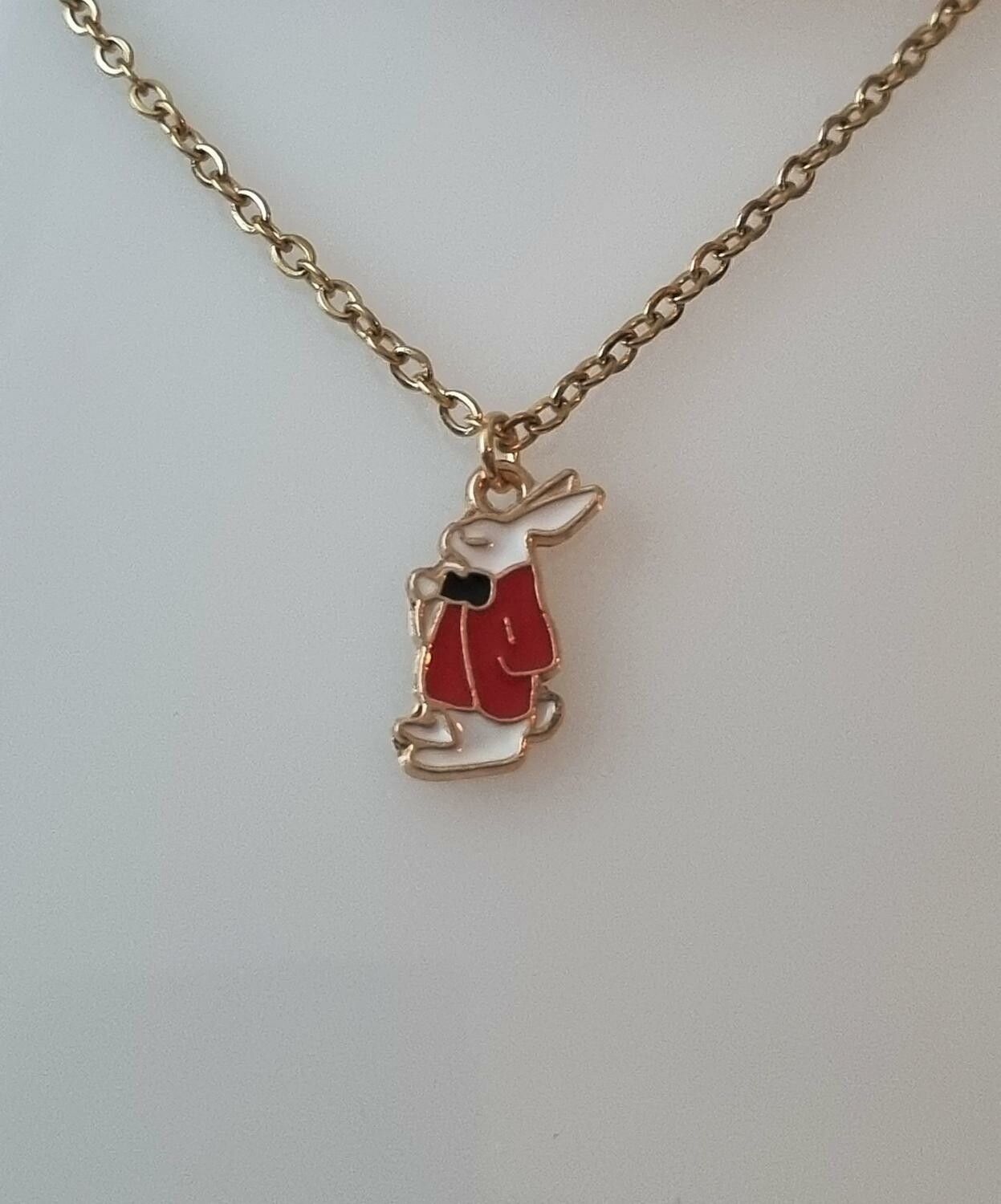 Guldfärgat halsband (50 cm) med en kanin med röd kavaj