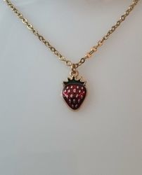 Guldfärgat halsband (50 cm) med en jordgubbe