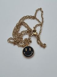 Guldfärgat halsband (50 cm) med en smiley / emoji
