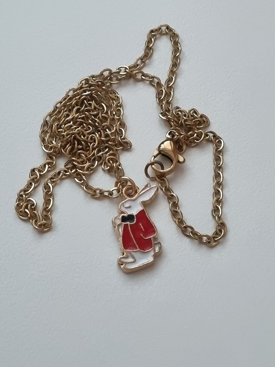 Guldfärgat halsband (50 cm) med en kanin med röd kavaj