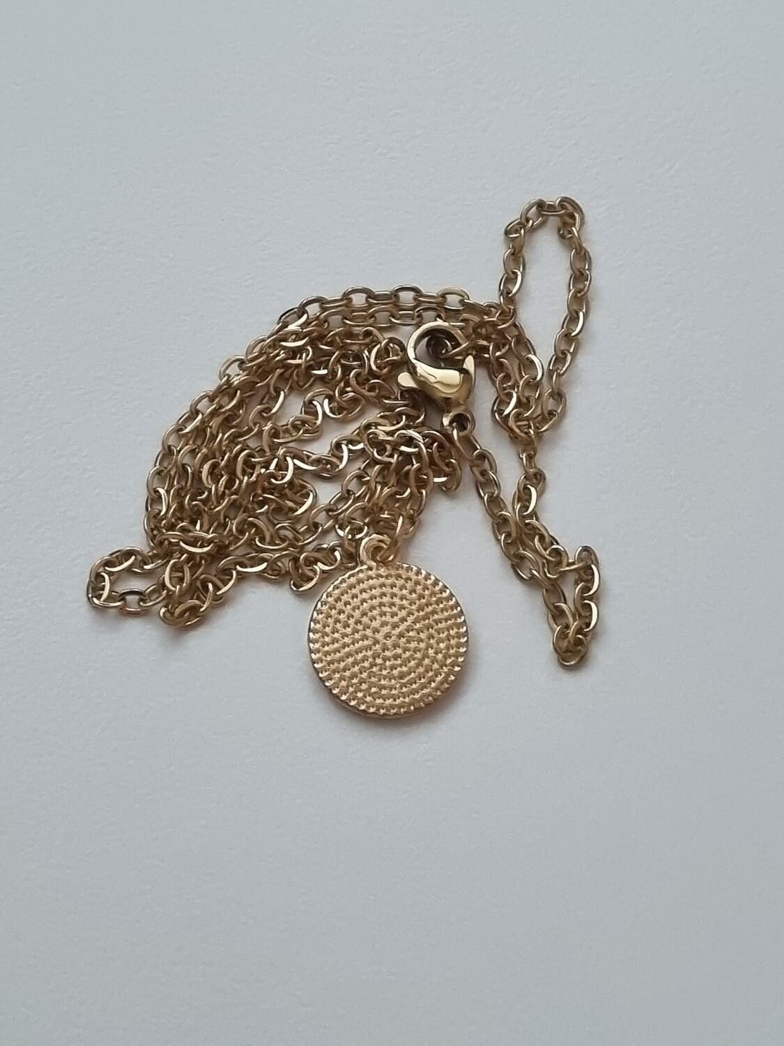 Guldfärgat halsband (50 cm) med en smiley / emoji