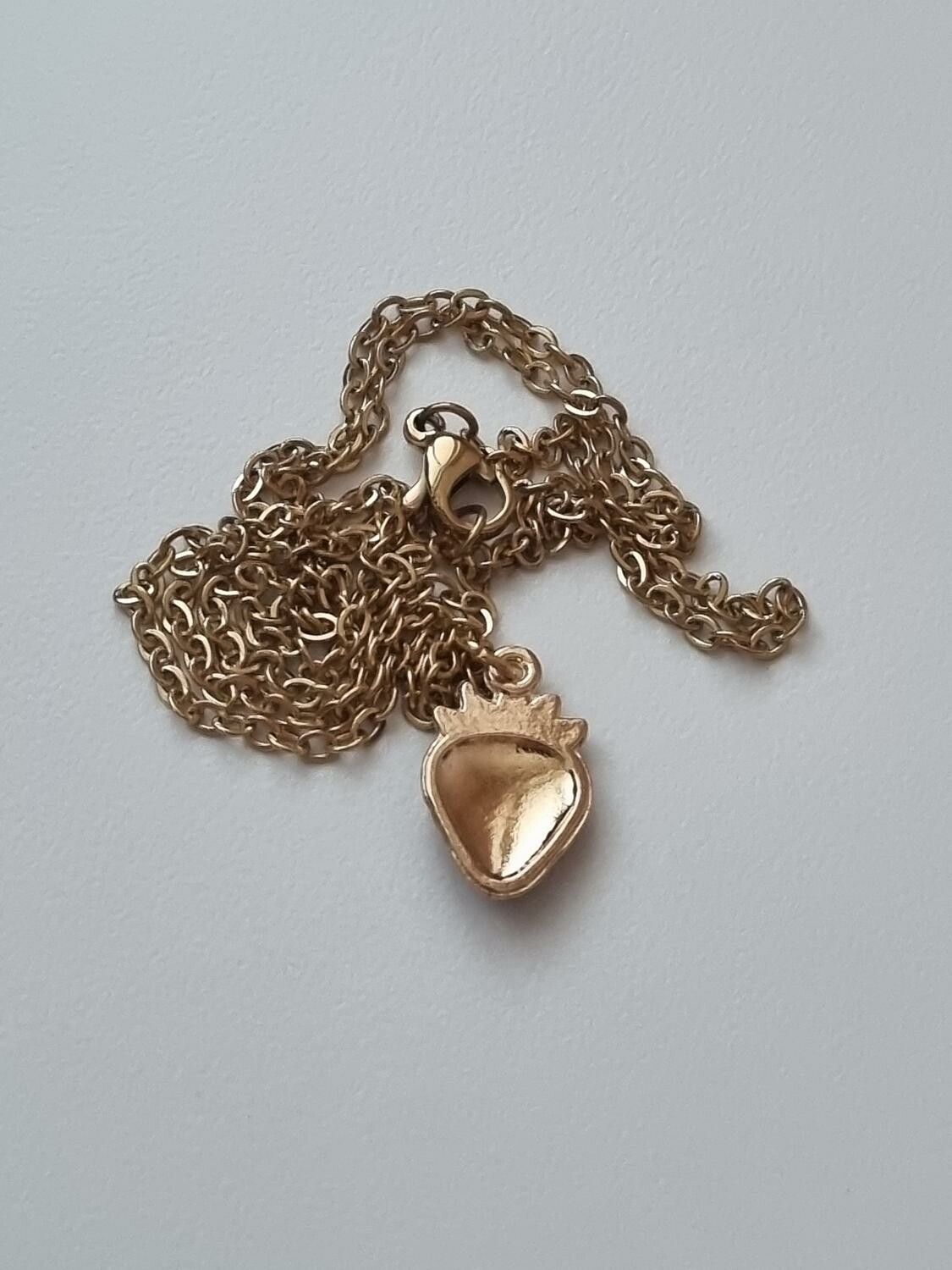 Guldfärgat halsband (50 cm) med en jordgubbe
