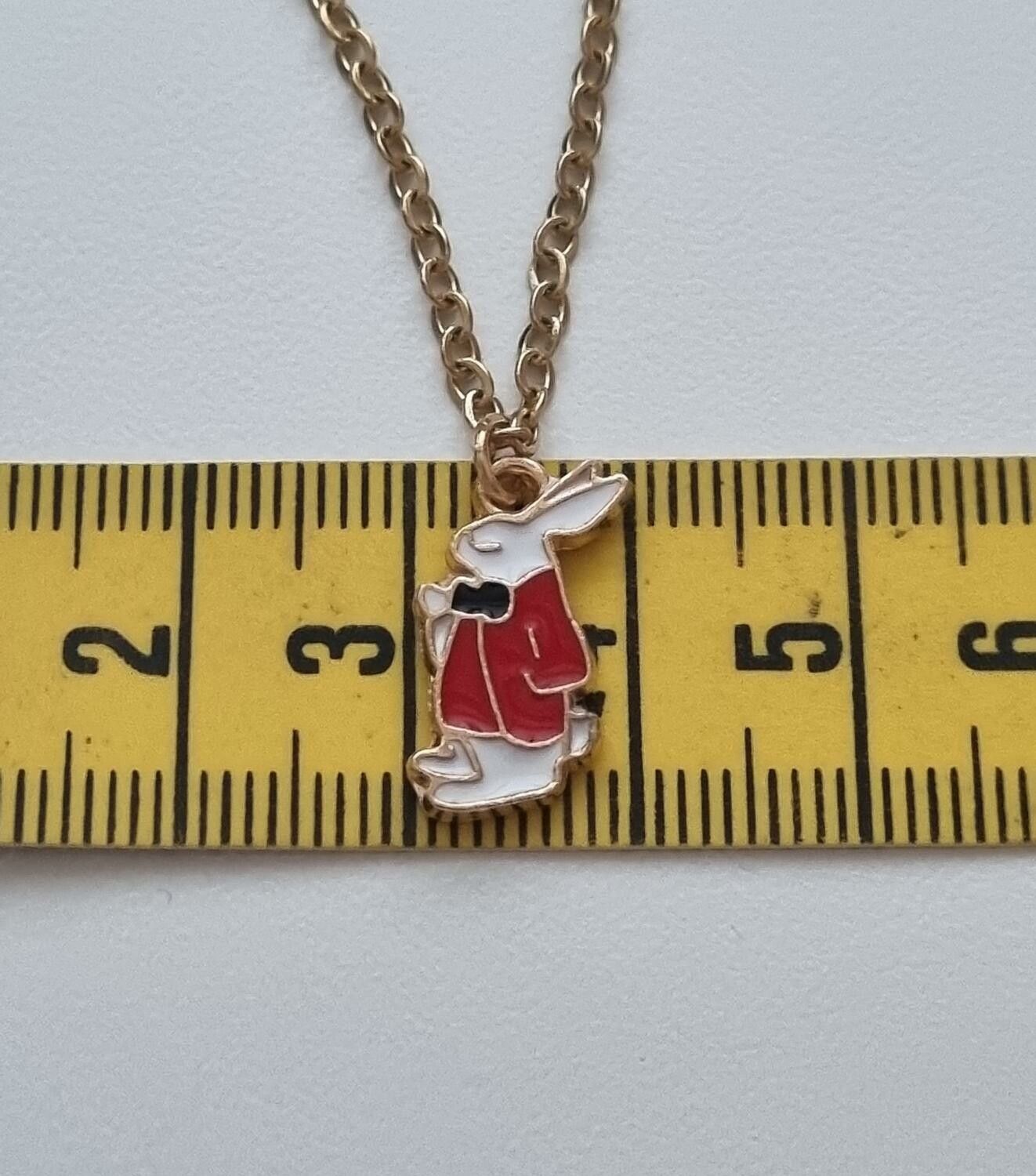 Guldfärgat halsband (50 cm) med en kanin med röd kavaj