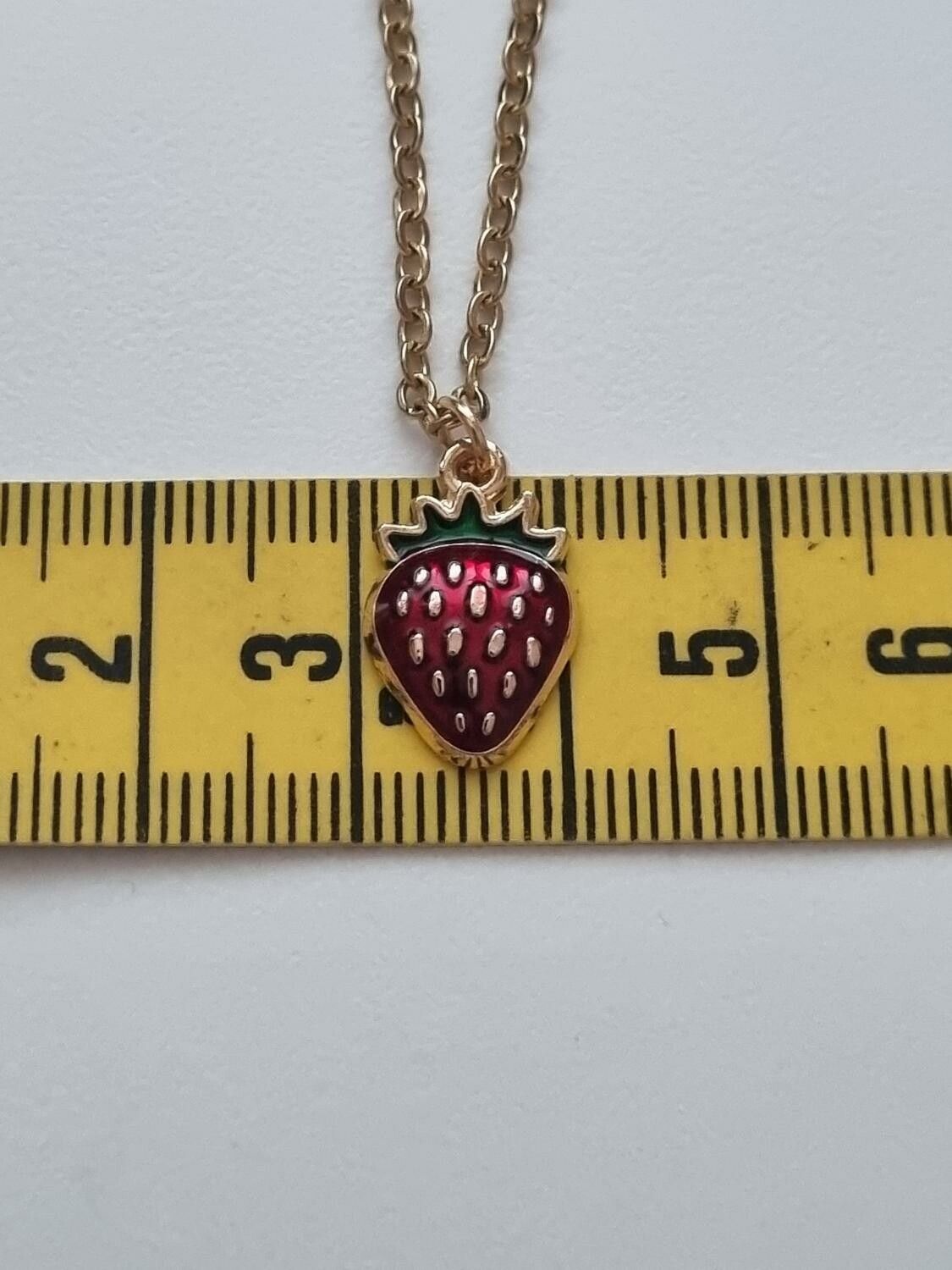Guldfärgat halsband (50 cm) med en jordgubbe