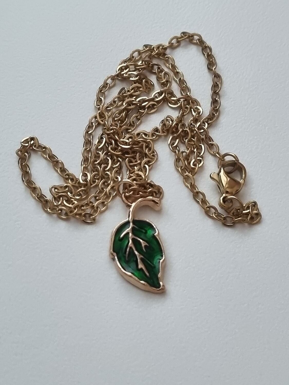 Guldfärgat halsband (50 cm) med ett grönt löv