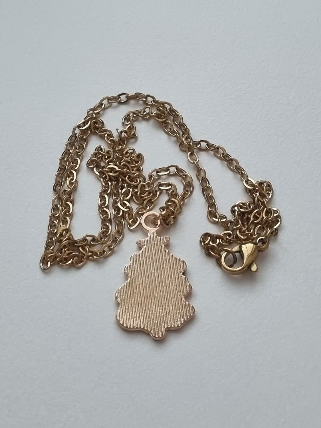Guldfärgat halsband (50 cm) med en julgran, julgransberlock