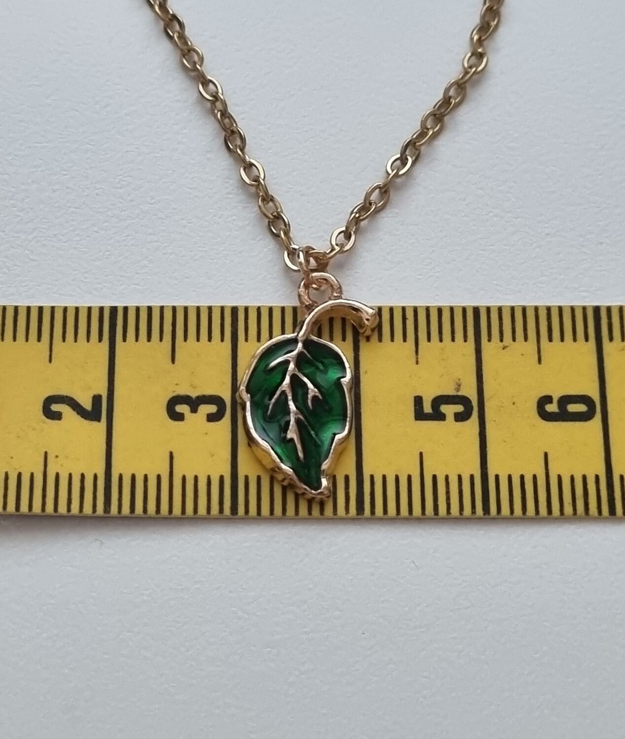 Guldfärgat halsband (50 cm) med ett grönt löv