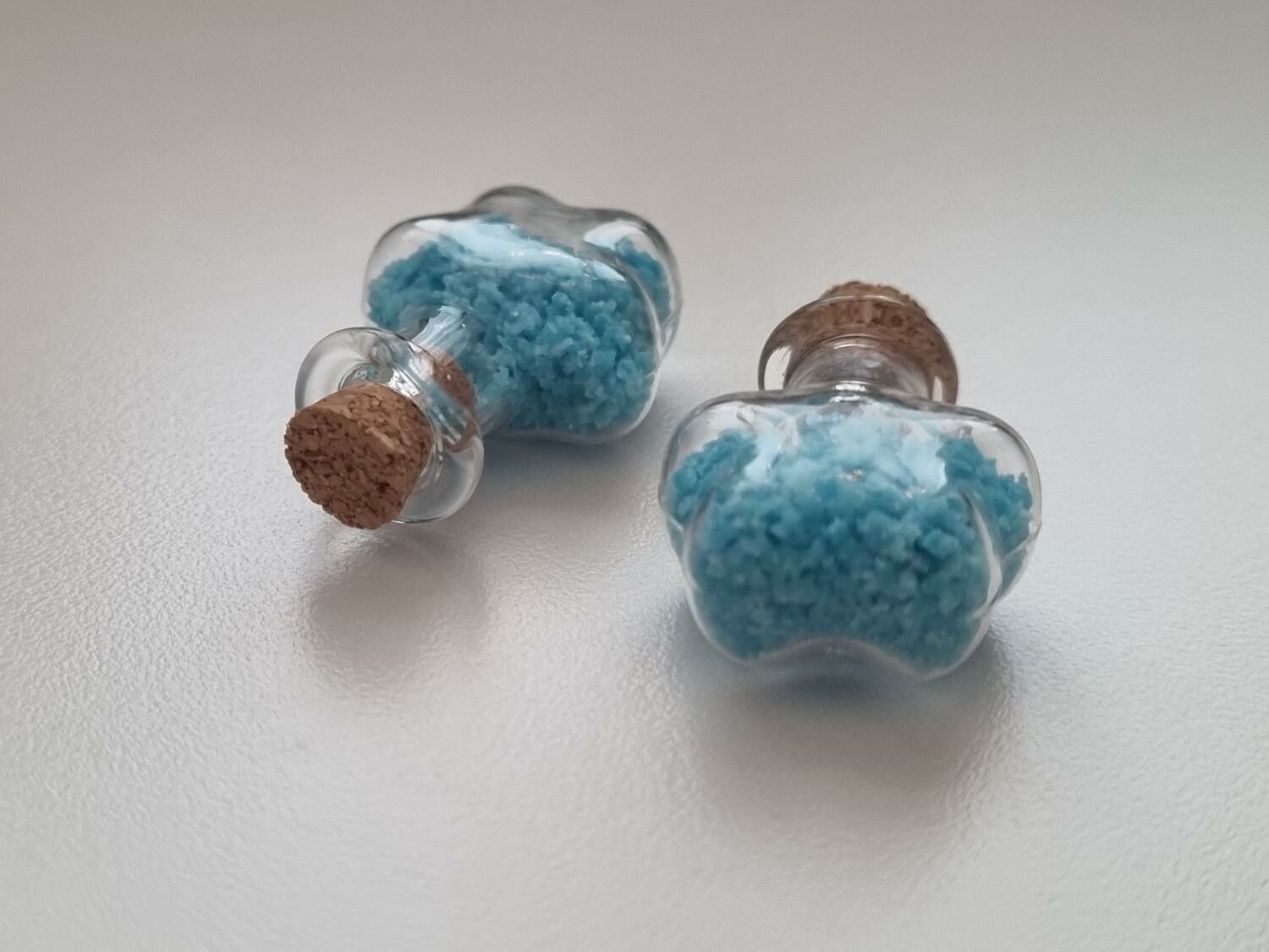 2 st små glasflaskor, flaskor med kork miniatyrer glasburkar