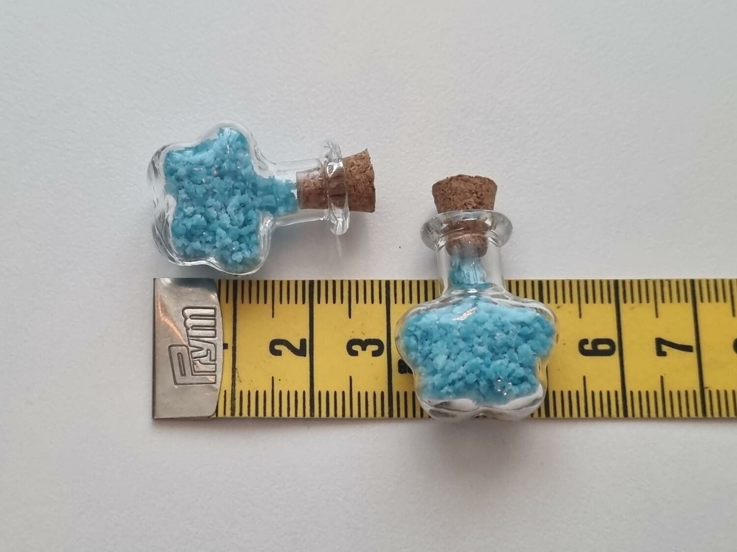 2 st små glasflaskor, flaskor med kork miniatyrer glasburkar